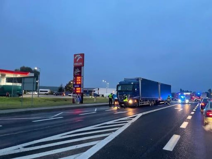 Powiat gnieźnieński. Poranne zderzenie samochodu z ciężarówką na DK15