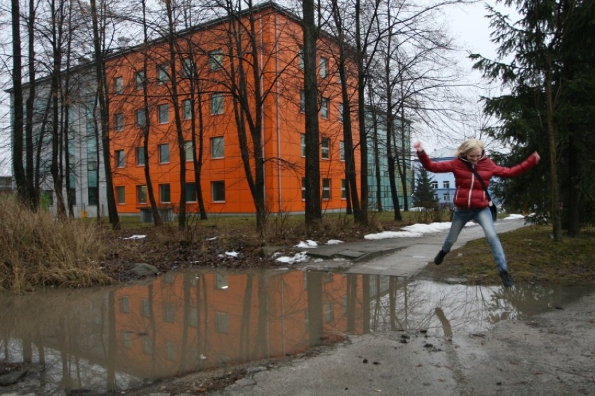 Na ulicy Olszewskiego nie da się przejść chodnikiem,...