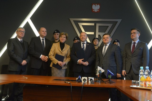 Sygnatariusze umowy w towarzystwie wiceministra obrony narodowej Wojciecha Skurkiewicza oraz posła Andrzeja Kosztowniaka.