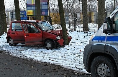 Wypadek na ul. Składowej w Bytomiu: Ukradli samochód. Rozbili się na drzewie