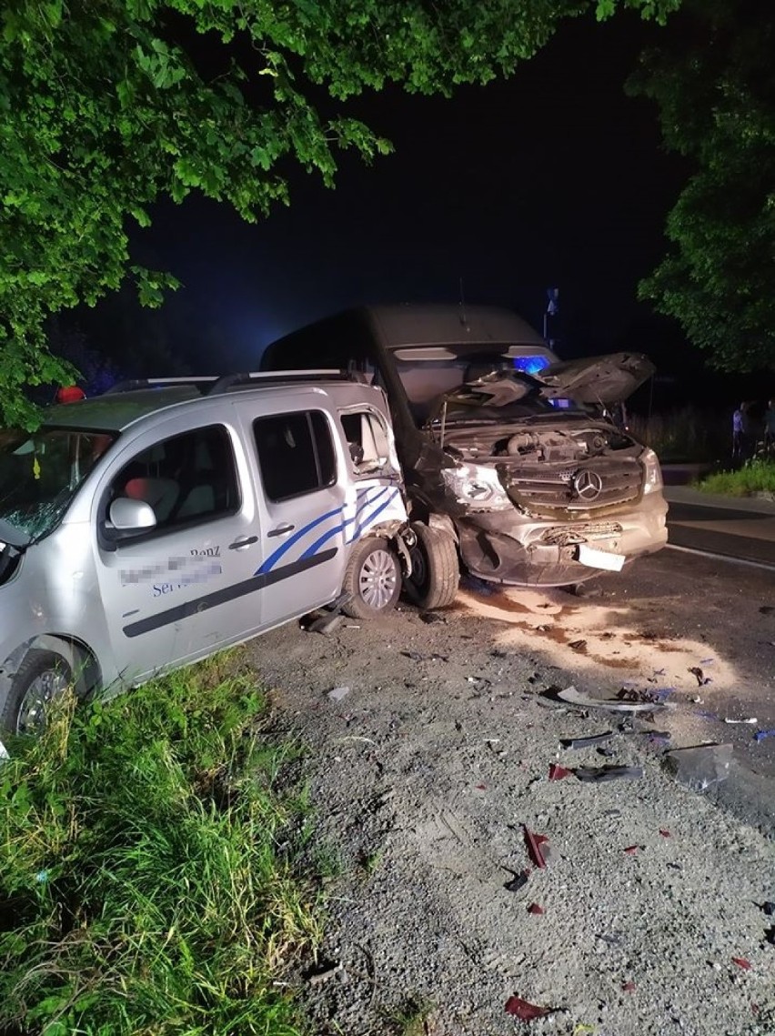 Gmina Kolbudy. Wypadek w Czapielsku. Zderzenie samochodu osobowego z dostawczym