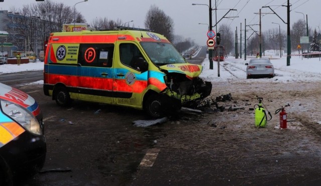 Do groźnego wypadku doszło w Bytomiu na ul. Wrocławskiej. Zderzyła się tu karetka z samochodem osobowym.