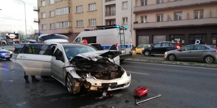 Ucieczka przed policją zakończona wypadkiem i pirat mknący 140 km/h