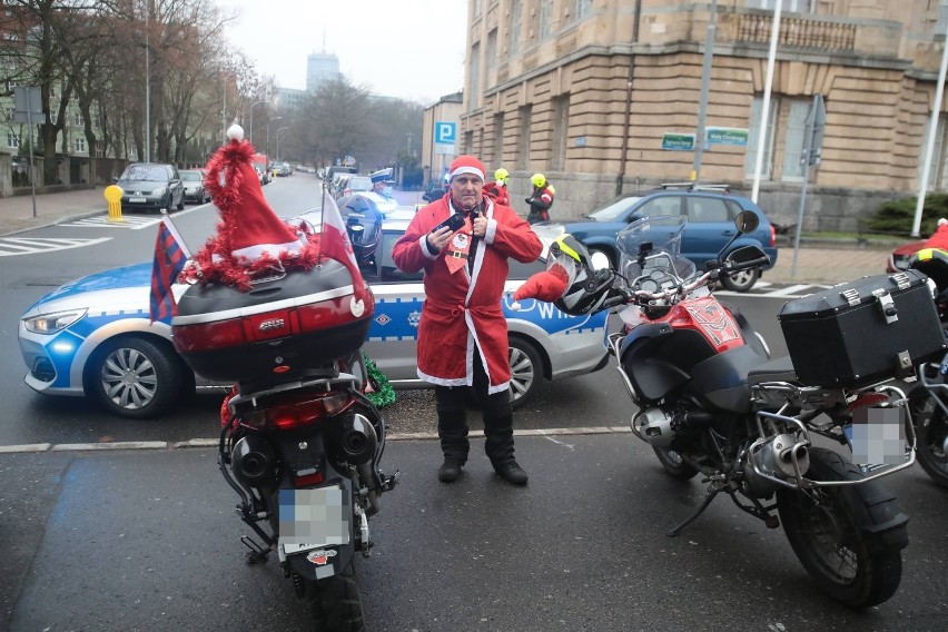 Mikołaje na ulicach Szczecina. Zamiast sań mieli... motocykle! Pomogli najbardziej potrzebującym dzieciom [ZDJĘCIA]