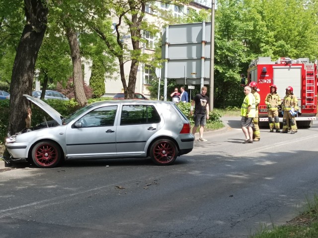 Wypadek na ulicy Mikołowskiej. Kierowca golfa uderzył w drzewo. 
Przesuwaj zdjęcia w prawo - naciśnij strzałkę lub przycisk NASTĘPNE