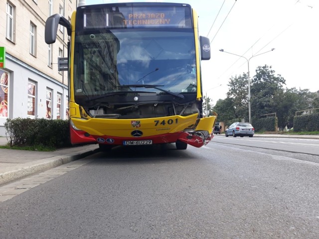 Na szczęście nikt nie odniósł obrażeń, ale uszkodzony autobus na kilkadziesiąt minut zablokował pas ruchu