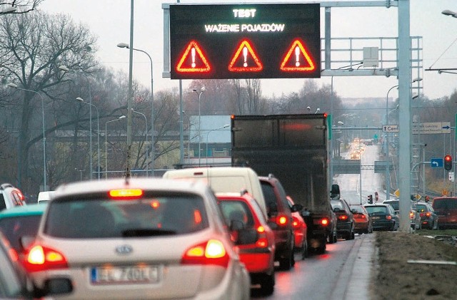 Informacja o wadze pojazdów wjeżdżających do miasta wyświetlana będzie na ekranach zawieszonych nad jezdnią.
