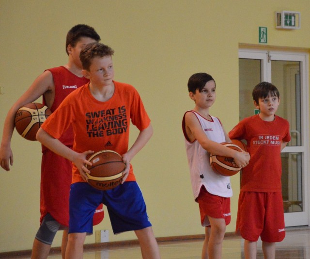 Od września w gimnazjum numer 3 w Kielcach funkcjonować będzie klasa sportowa o profilu koszykarskim. Na chętnych czeka ponad 20 miejsc. Na zdjęciu dzieci trenujące w Szkolnych Młodzieżowych Ośrodkach Koszykówki w Kielcach.