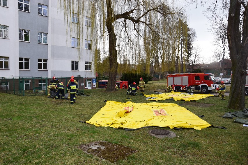 Koronawirus. Strażacy w Nysie ćwiczyli na wypadek pojawienia się zakażeń