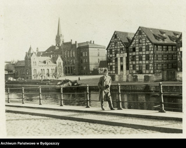 Oto znane miejsca w Bydgoszczy - tak wyglądały kilkadziesiąt lat temu.

Na bulwarach nad Brdą w Bydgoszczy.
1933