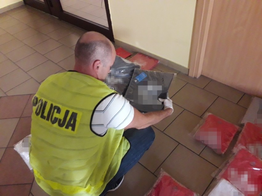 Policja w Kaliszu zarekwirowała podrabianą odzież