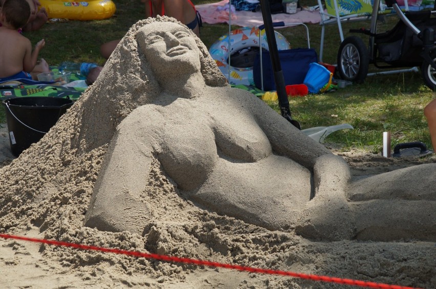 Piękna Syrena na Pniowcu! Z piachu stworzył ją włoski artysta