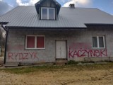 Polityczni wandale hejtują Kaczyńskiego i Rydzyka na domu pod Tarnowem. Właścicielka bezradna, sprawcy poszukuje policja