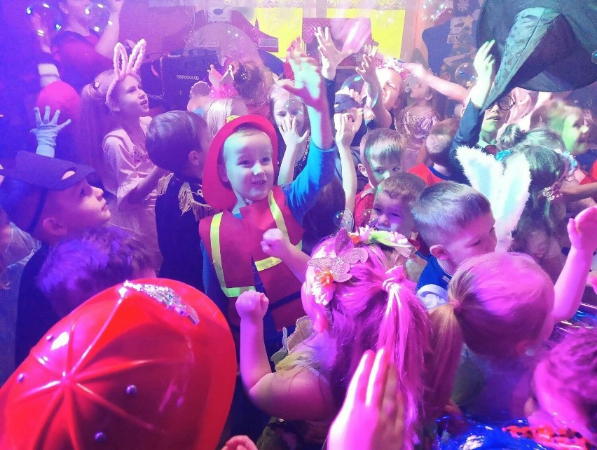 Szalona karnawałowa zabawa w Przedszkolu numer 3 w Jędrzejowie. Zobaczcie zdjęcia i film z balu