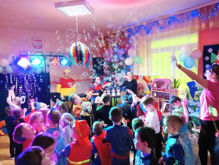 Szalona karnawałowa zabawa w Przedszkolu numer 3 w Jędrzejowie. Zobaczcie zdjęcia i film z balu