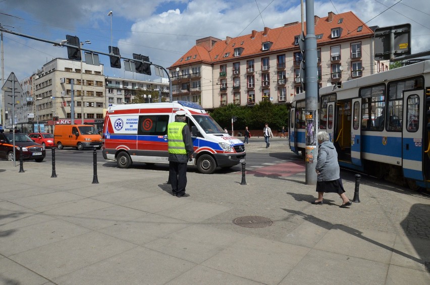 Pieszy wpadł pod tramwaj na Kazimierza Wielkiego. Nie słyszał dzwonka, bo miał słuchawki