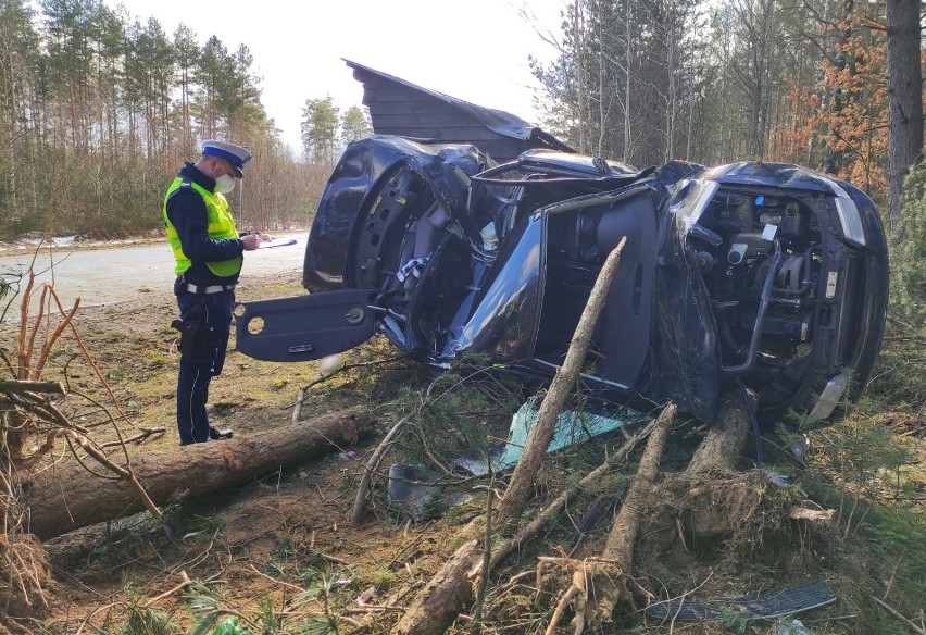 Wypadek na drodze z Rokit do Bochowa. Na drodze są oblodzenia i leży śnieg. Policja apeluje: Noga z gazu!