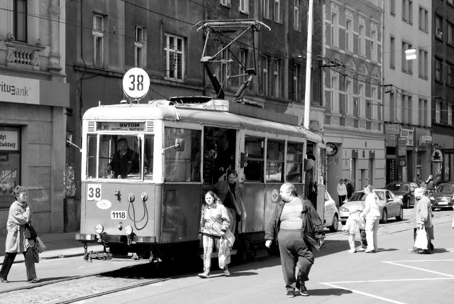 Stary tramwaj, 38-mka, jeżdżąca po ulicy Piekarskiej w Bytomiu