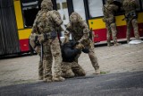 Strzały i odzyskiwanie zakładników pod Narodowym. GROM ćwiczy przed szczytem NATO [ZDJĘCIA, WIDEO]