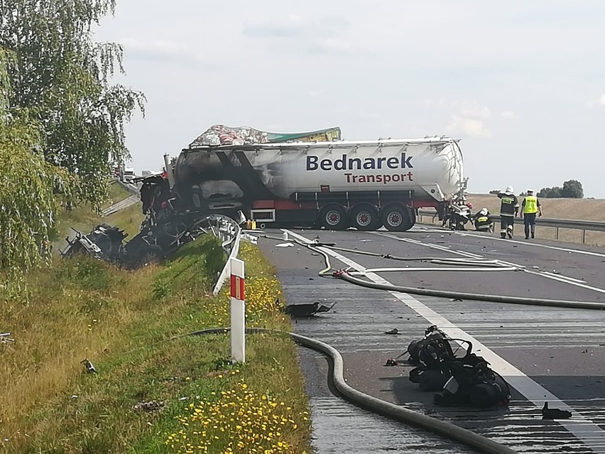 Bardzo groźny wypadek. Droga DK15 na odcinku Gniezno-Trzemeszno całkowicie zablokowana! [ZDJĘCIA, FILM]