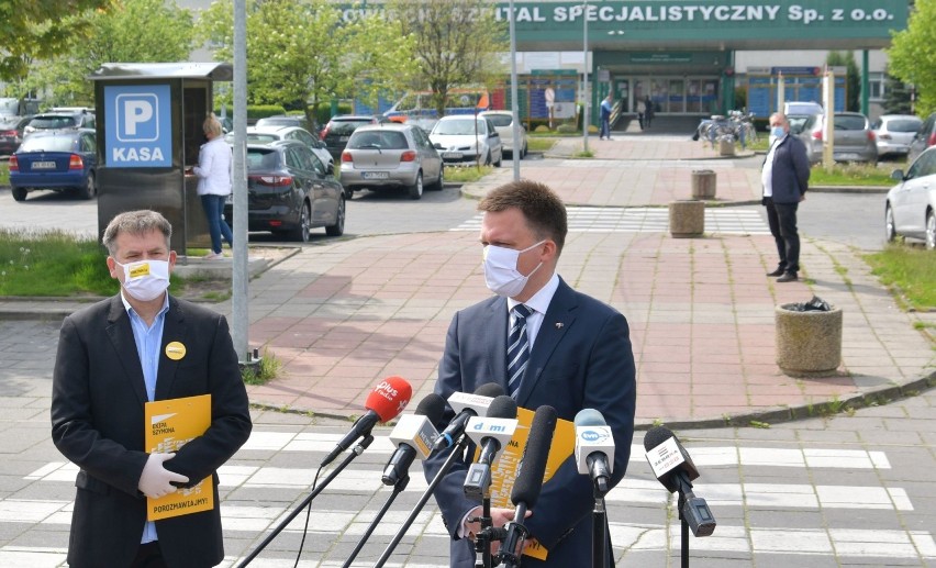 Szymon Hołownia (z prawej) podczas wizyty w Radomiu 15 maja....