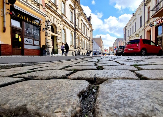 Brukowane ulice w Lesznie. Jest ich całkiem sporo. Na zdjęciu Słowiańska
