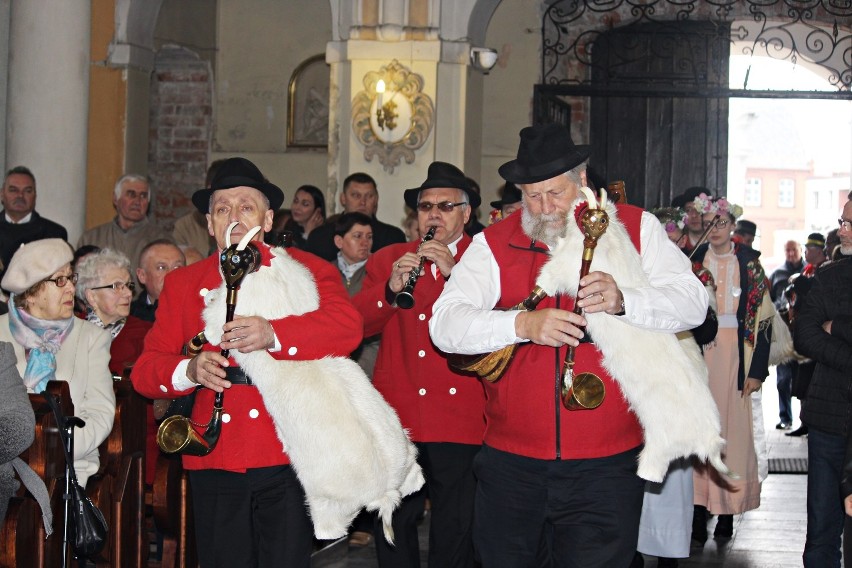 Zbąszyń. Msza św. koncelebrowana pod przewodnictwem Biskupa Grzegorza Balcerka. Festiwal Dud Polskich