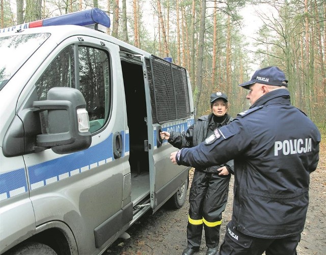 Gminy powiatu piotrkowskiego chętnie dają pieniądze na dodatkowe patrole. Na zdjęciu patrol w lasach w gminie Gorzkowice