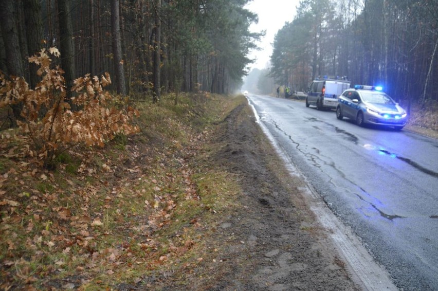 Wypadek pod Bełchatowem. 19-latek wpadł w poślizg i dachował, trzy osoby zostały ranne