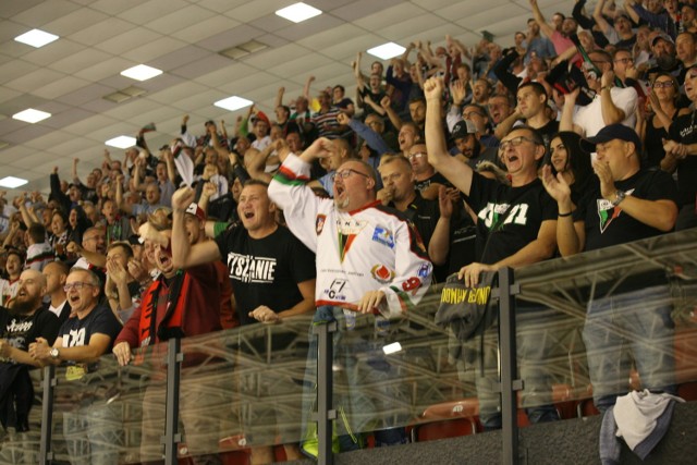 Hokejowa Liga Mistrzów w Tychach: Kibice GKS Tychy obejrzeli znakomity mecz z IFK Helsinki. Atmosfera na trybunach była znakomita mimo, że tyska drużyna przegrała 3:5. O przegranej zdecydowała końcówka, w której finowie pokazali bardzo szybkie kontrataki. ZOBACZCIE ZDJĘCIA KIBICÓW