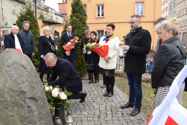 Kwiaty pod pomnikiem upamiętniającym ofiary katastrofy smoleńskiej złożyli rypińscy samorządowcy