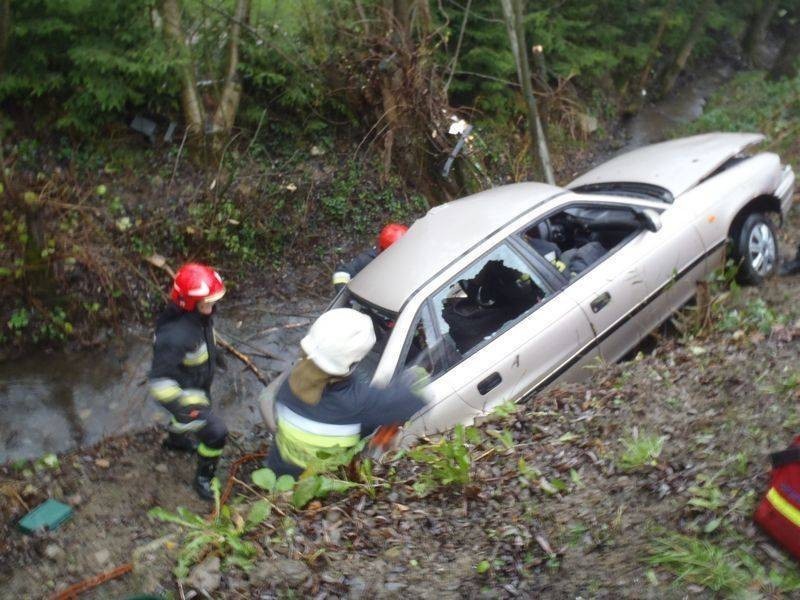 Wypadek przy ul. Biegonickiej. Opel astra zawisł na drzewie nad potokiem