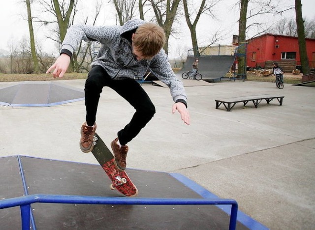 Zainteresowanie skate parkiem przy ul. Wodnej jest duże. Urządzenia jednak już dawno nie wyglądają jak na tych archiwalnych zdjęciach. Są niebezpieczne