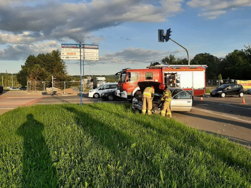 Nowy Sącz wypadek. Jedna osoba trafiła do szpitala po zderzeniu aut na Rondzie Solidarności [ZDJĘCIA]