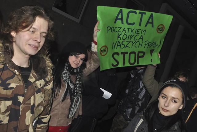 Ponad tysiąc osób zebrało się w Gdyni, protestując przeciwko ...