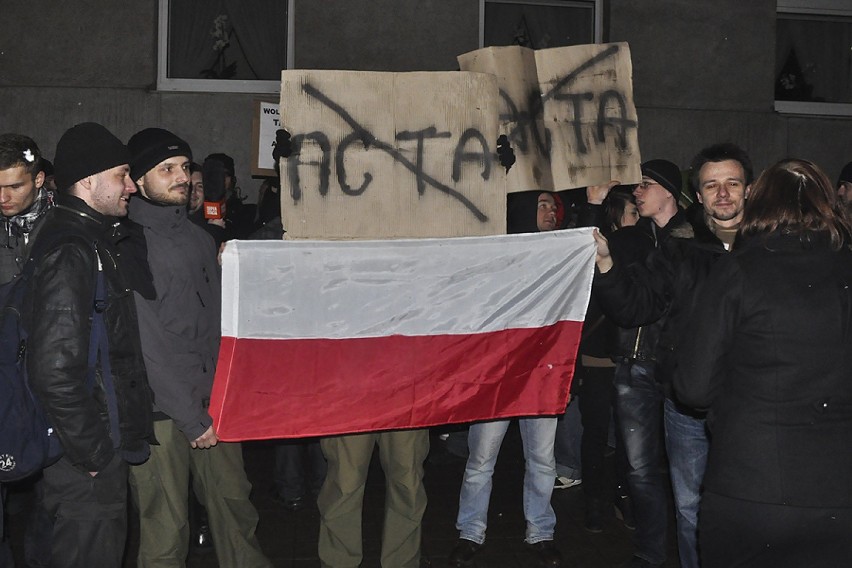 Ponad tysiąc osób zebrało się w Gdyni, protestując przeciwko...