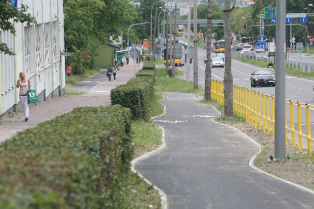 Przebieg nowo wybudowanej ścieżki rowerowej przy ulicy Warszawskiej (między parkiem Dygasińskiego a ulicą Studencką) przypomina slalom.