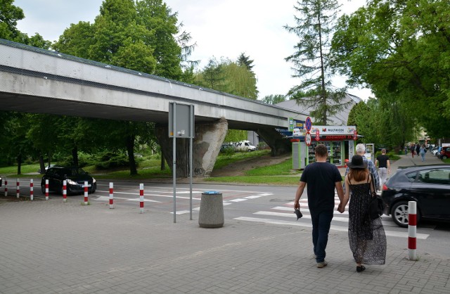 Kładka nad ul. Sowińskiego w Lublinie została zamknięta, ale studenci nadal z niej korzystają