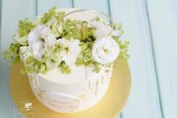 Najpiękniejsze torty komunijne dla chłopca i dziewczynki. Ceny i trendy 2022: biel, kwiaty i szał na pistację. Zobacz zdjęcia