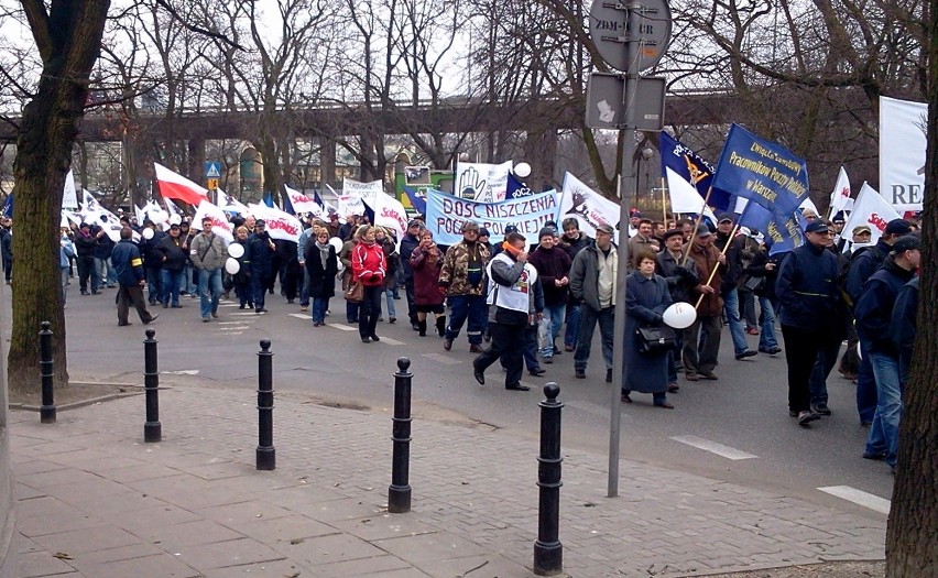 Pocztowcy protestowali w Warszawie. "Boimy się utraty...