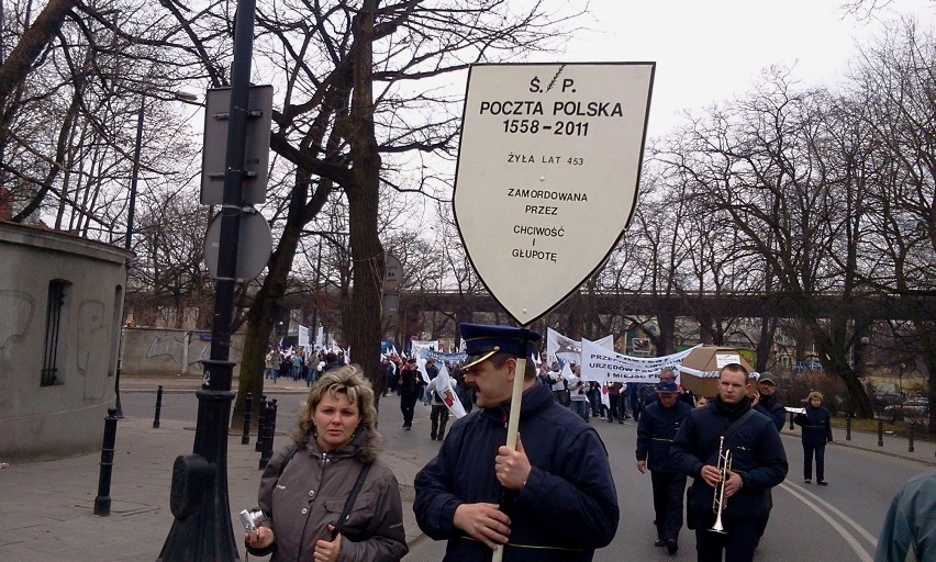 Pocztowcy protestowali w Warszawie. "Boimy się utraty...