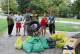 Grupa mieszkańców posprzątała staw w centrum miasta