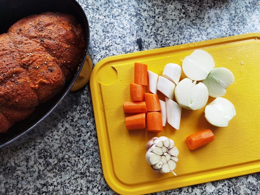 Obierz i pokrój warzywa: marchewkę, pietruszkę i cebule....