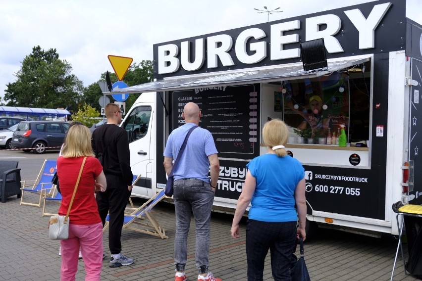 W Toruniu trwa Zlot Foodtrucków. Na parkingu przy CH Nowe...