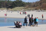 Złota jesień nad Bałtykiem. Na plaży w Darłowie dużo spacerowiczów ZDJĘCIA