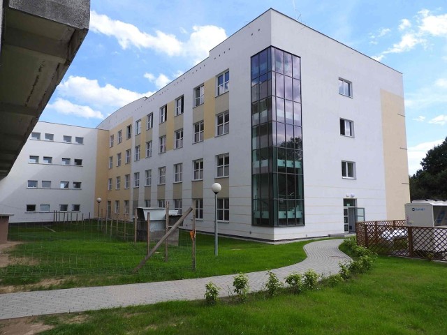 Szpital im. Jana Pawła II w Wadowicach musi wykończyć i wyposażyć do końca roku budynek "E", bo przepadną dotacje, które inwestor otrzymał na rozbudowę szpitala.