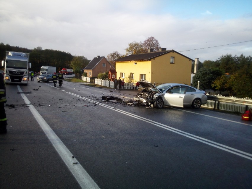 "Czołówka" przy wyprzedzaniu w Piaskowej. Ciężki stan kierowcy audi ZDJĘCIA