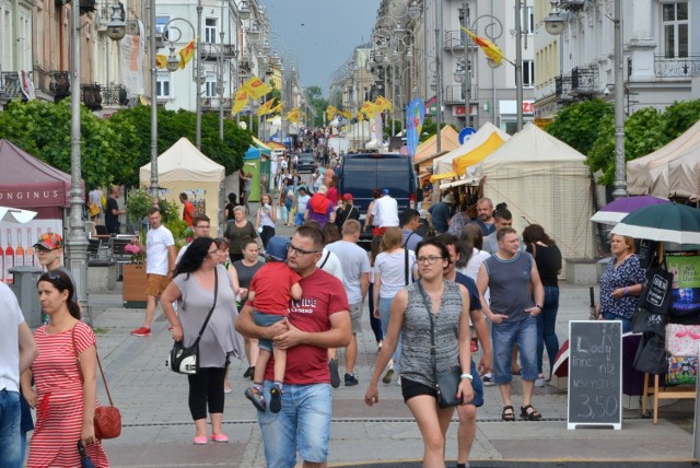 Wśród jedzenia i różnych kolorowych błyskotek dostrzec można było kilka bardzo wyjątkowych rzeczy. Pokazują one niezwykłe talenty wykonawców oraz ich poczucie humoru. Oto Kilka z nich które udało nam się wypatrzeć. 

ZOBACZ NAJLEPSZE CIEKAWOSTKI NA KOLEJNYCH SLAJDACH


ZOBACZ TAKŻE: Quiz o Magdzie Gessler. Odpowiadają jej dzieci! 



Źródło: Telemagazyn.pl