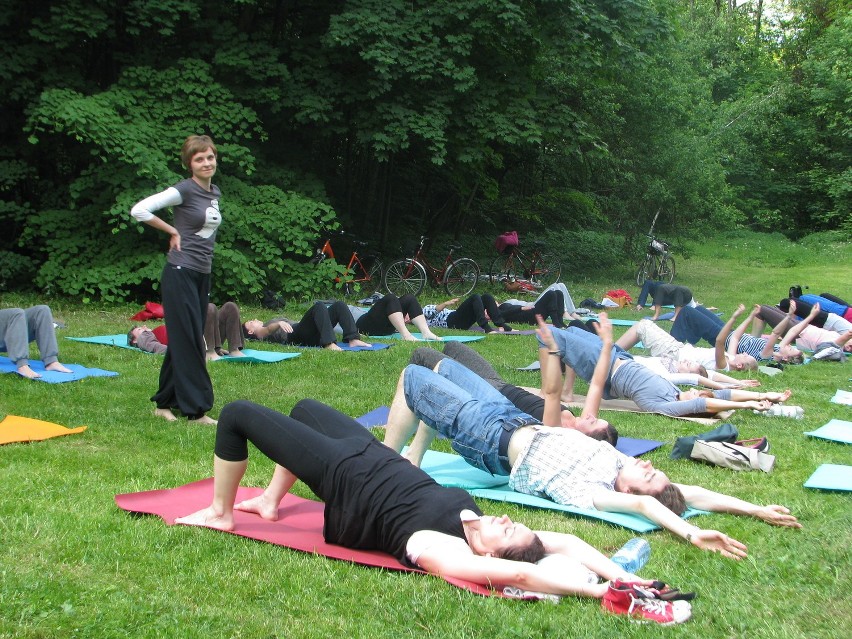 KRÓTKO: Zajęcia z jogi w parku miejskim w Tarnowskich Górach [ZDJĘCIA]