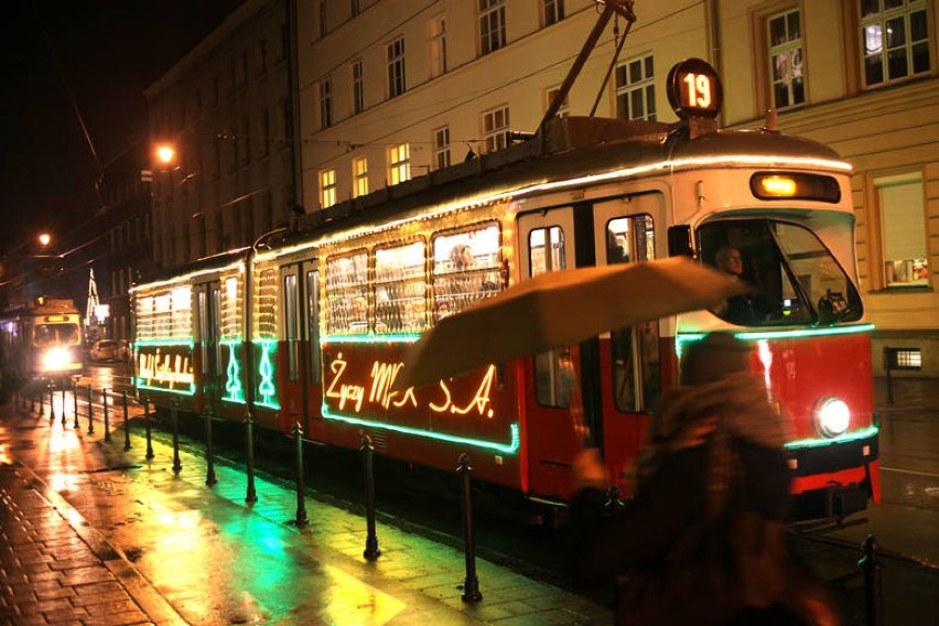 Tak świąteczne tramwaje wyglądają w Krakowie.